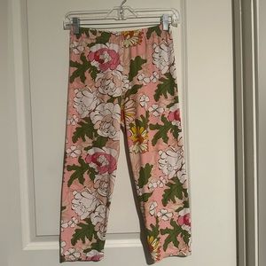 Agnes and Dora floral capri leggings.